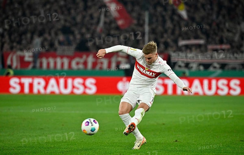Maximilian Mittelstaedt VfB Stuttgart (07) on the ball, STRAUSS perimeter advertising, logo, DFB Cup, MHPArena, MHP Arena Stuttgart, Baden-Württemberg, Germany, Europe