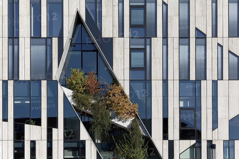 Green façade on the Kö-Bogen, commercial and office building, architecture by Daniel Libeskind, Düsseldorf, North Rhine-Westphalia, Germany, Europe
