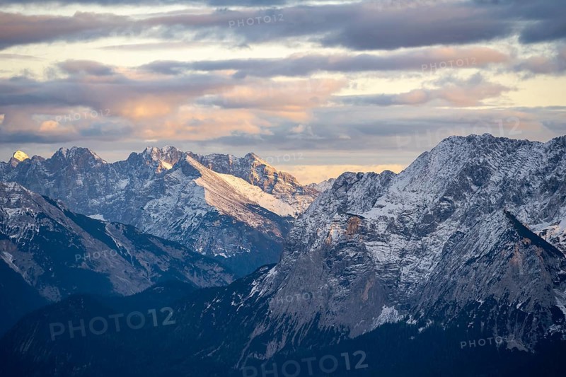 Pleisenspitze in the Karwendel mountains, mountain panorama with snow at sunset, in autumn, view from Kramerspitz, Bavarian Prealps, Bavaria, Germany, Europe