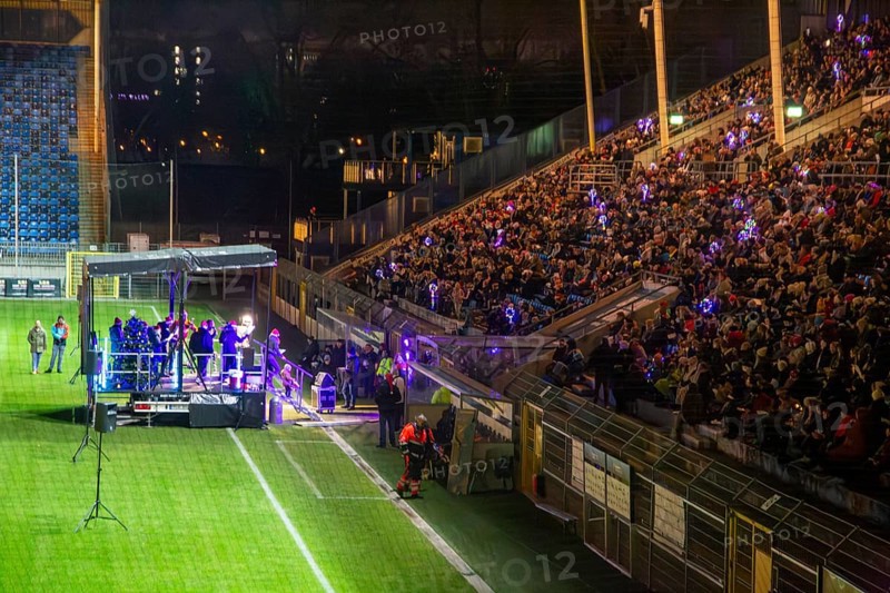 SV Waldhof Mannheim stadium singing: 4, 700 visitors came to Mannheim's Carl Benz Stadium to sing Christmas carols together and become part of the largest choir in Mannheim