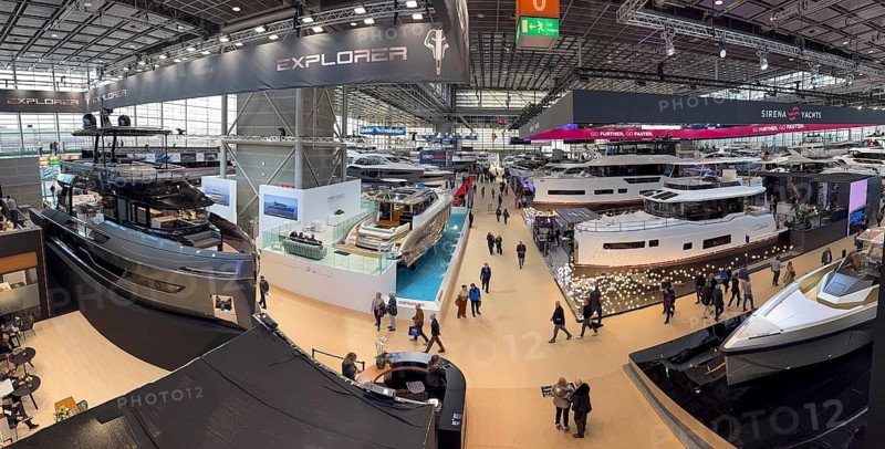 View from elevated position in exhibition overview of exhibition hall public fair fair boot Düsseldorf with luxury yachts superyachts ships boats, Düsseldorf, North Rhine-Westphalia, Germany, Europe