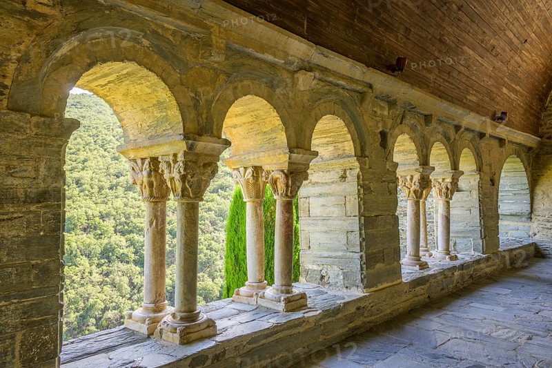 Cloister, Prieuré de Serrabone, Boule-d'Amont, Département Pyrénées-Oriental, France, Europe