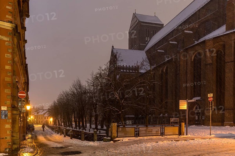 St Nicholas' Church and Frische Grube canal in the snow and at night, Hanseatic city of Wismar, Mecklenburg-Western Pomerania, Germany, Europe