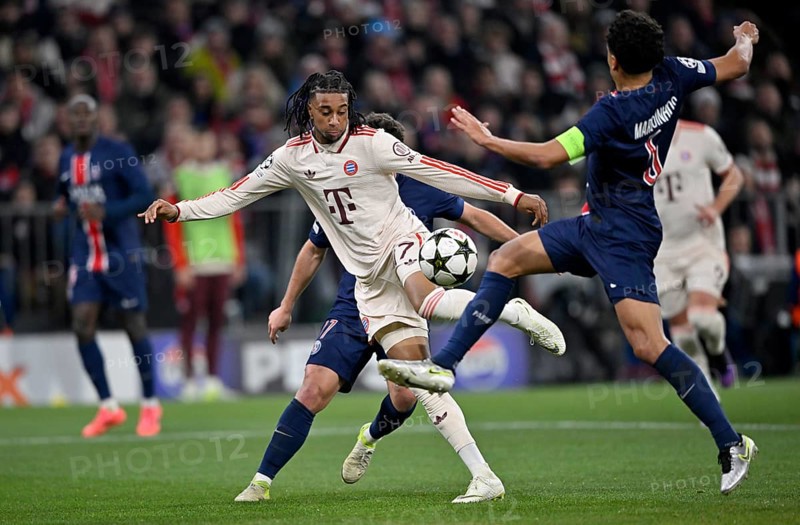 Michael Olise FC Bayern Munich FCB (17) v Marquinhos FC Paris Saint-Germain PSG (05) Champions League, Allianz Arena, Munich, Bavaria, Germany, Europe