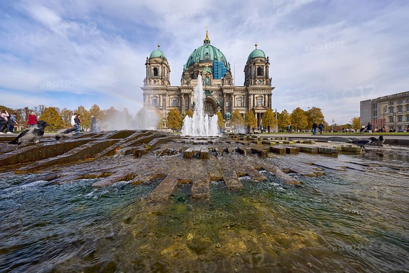 Fountain in the Lustgarten from the frog's perspective and the Berlin Cathedral, Berlin, capital city, independent city, federal state Berlin, Germany, Europe