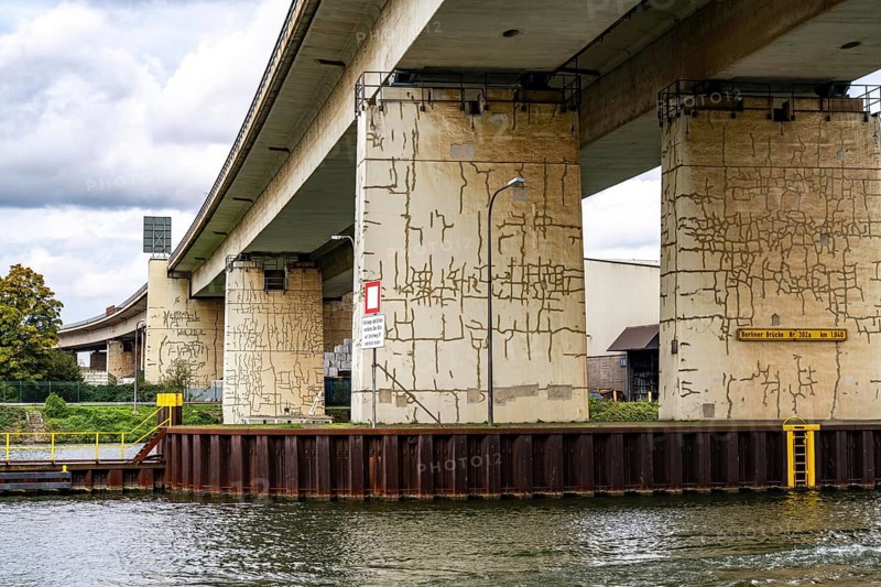The Berlin Bridge, motorway A59, over the Duisburg port area, 1.8 km long, has a remaining useful life until 2029, due to various damages, such as hairline cracks in the steel girders, the bridge piers have already been temporarily renovated, the bridge, important north-south axis in the Ruhr area, is already closed for heavy goods transport, Rhine-Herne Canal, Duisburg, North Rhine-Westphalia, Germany, Europe