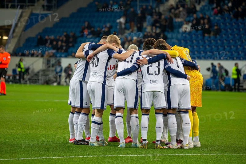 Football UEFA Europa League, 2024/25 season, matchday 7: TSG Hoffenheim v Tottenham Hotspur. Picture: The Tottenham team in front of the match