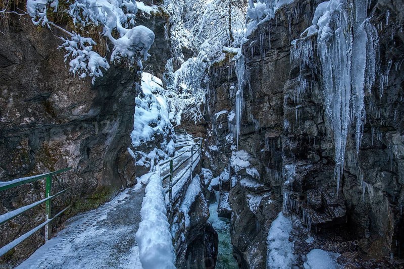 Winter, snowy landscape, icicles, hiking trail through the Breitachklamm gorge near Oberstdorf, Oberallgäu, Allgäu, Bavaria, Germany, Europe