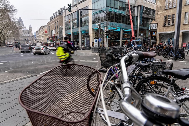 Cycling in the city centre, here at Neumarkt in Cologne, parked bikes and e-scooters at the roadside, bike lane, Cologne, North Rhine-Westphalia, Germany, Europe