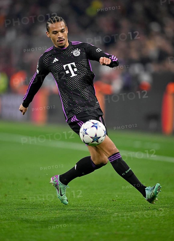 Leroy Sané FC Bayern München FCB (01) on the ball, Champions League, Allianz Arena, Munich, Bayern, Germany, Europe