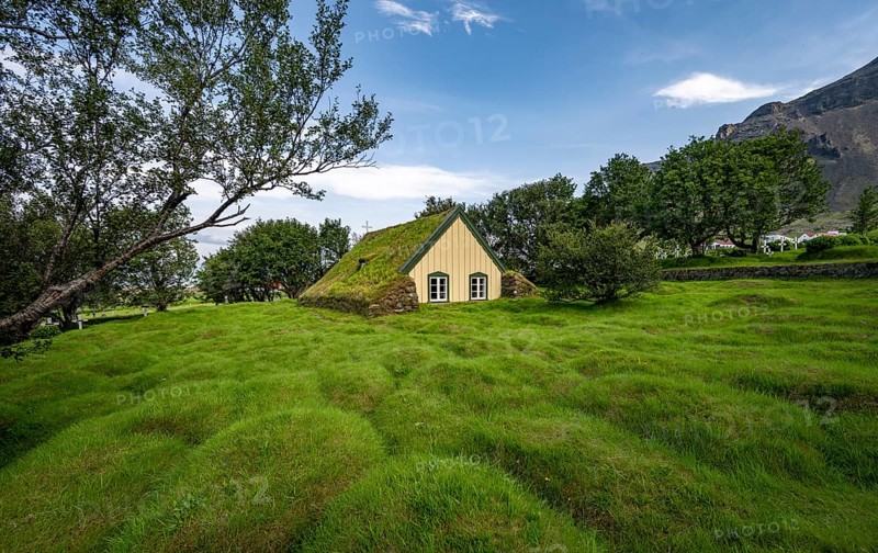 Hofskirkja church with grass roof and grass-covered graves, Öræfi region, South Iceland, Iceland, Europe