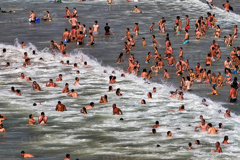 View from above on crowd in the surf, tourists swimming in the sea, enjoying cooling off, fun, Grand Plage in summer, Biarritz, Basque Coast, Aquitaine, Département Pyrénées-Atlantiques, Nouvelle-Aquitaine, France, Europe