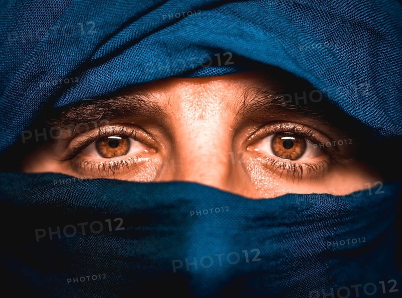 Look that simulates a blue cloth covered Berber in the desert of Merzouga in Morocco