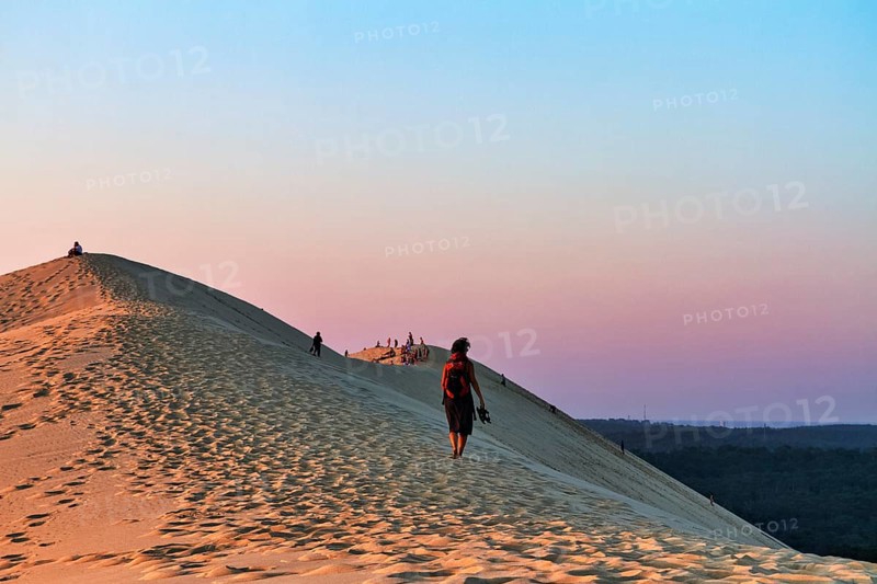 Hikers, tourists on hiking dune enjoying sunset, Dune du Pilat, dune near Arcachon, Gironde, Aquitaine, South of France, France, Europe