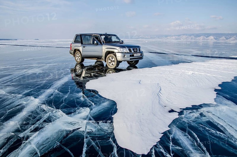 Car on the ice of Lake Baikal, Olkhon Island, Pribaikalsky National Park, Irkutsk Province, Siberia, Russia, Europe