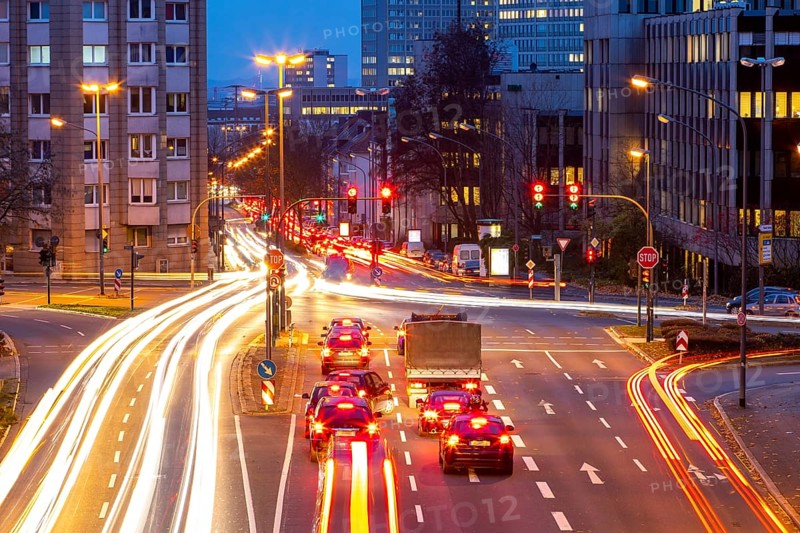Evening city centre traffic in Essen, large intersection of Bismarckstrasse, B224, Friedrichstrasse and Hohenzollernstrasse, this area would also be affected by a diesel driving ban, Essen, North Rhine-Westphalia, Germany, Europe