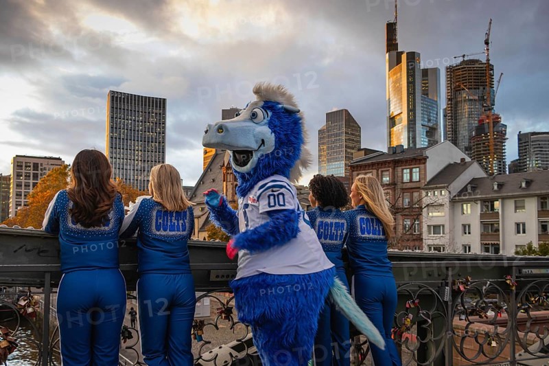 The cheerleaders and the Indianapolis Colts mascot parade through Frankfurt am Main. On Sunday, 12 November 2023, the two NFL football teams of the Indianapolis Colts and the New England Patriots will compete against each other in Frankfurt's Waldstadion, Eiserner Steg, Frankfurt am Main, Hesse, Germany, Europe