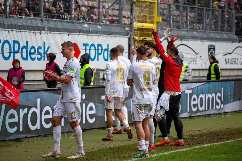 20/04/2024, Football 2nd Bundesliga, Season 2023/24, Matchday 30: 1. FC Kaiserslautern vs SV Wehen Wiesbaden (1:1) . SV Wehen Wiesbaden players are delighted after the draw in Kaiserslautern