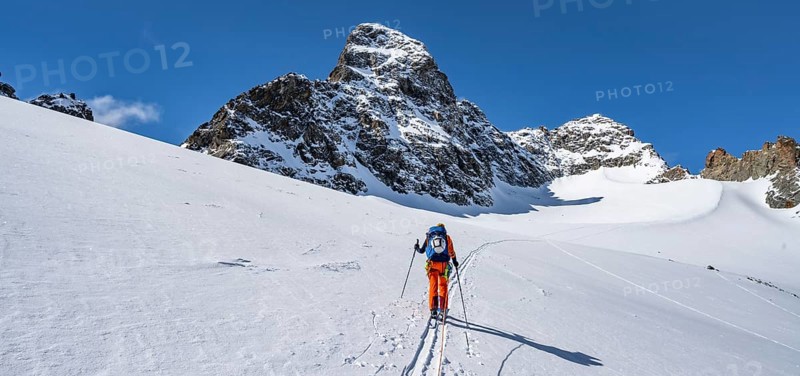 Ski tourer, rope team on the Vadret da Porchabella glacier on the ascent to the summit of Piz Kesch, mountain landscape in winter, alpine tour, Grisons Haute Route ski tour, Albula Alps, Rhaetian Alps, Grisons, Eastern Switzerland, Switzerland, Europe