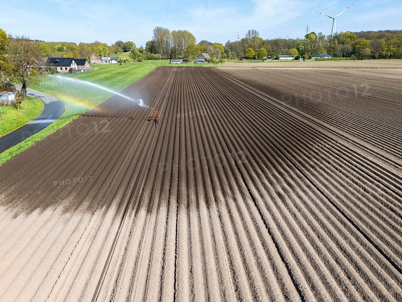 Artificial irrigation of a potato field in April, with a sprinkler system, long drought in spring makes this necessary, for the total of 7.5 hectares 3 full days are needed to get the necessary moisture for the freshly sown potato plants, south of Straelen, Lower Rhine, North Rhine-Westphalia, Germany, Europe