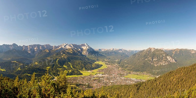 Panorama from Wank, 1780m, onto the Wetterstein Mountains with Alpspitze 2628m, Jubiläumsgrat and Zugspitze 2962m, Werdenfelser Land, Upper Bavaria, Bavaria, Germany, Europe