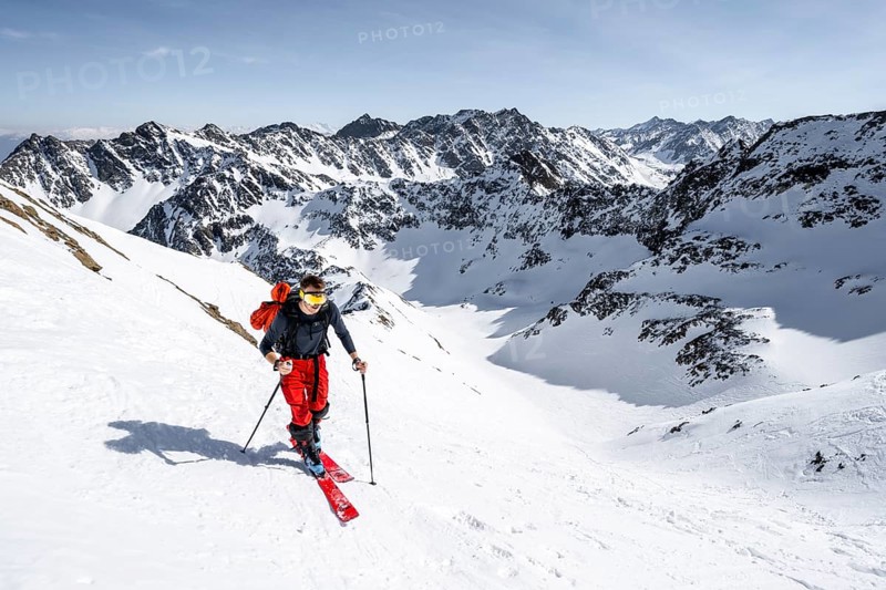Ski tourers on the ascent to Sulzkogel, behind summit Schartenkopf and Schöllekogel, Kühtai, Stubai Alps, Tyrol, Austria, Europe
