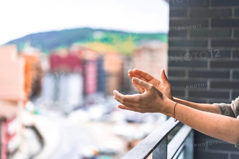 Hands of a young woman applauding the toilets every day at 8 in the afternoon. Pandemic coronavirus