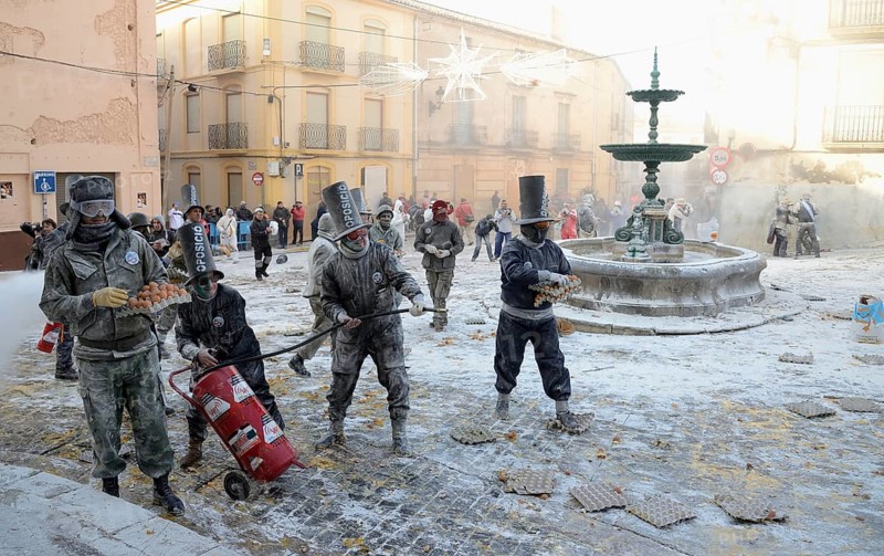 Els Enfarinats flour fight, rebels, armed with flour, eggs and firecrackers, take over the regiment of the city for one day, Plaza de la Iglesia, Ibi, Province of Alicante, Costa Blanca, Spain, Europe
