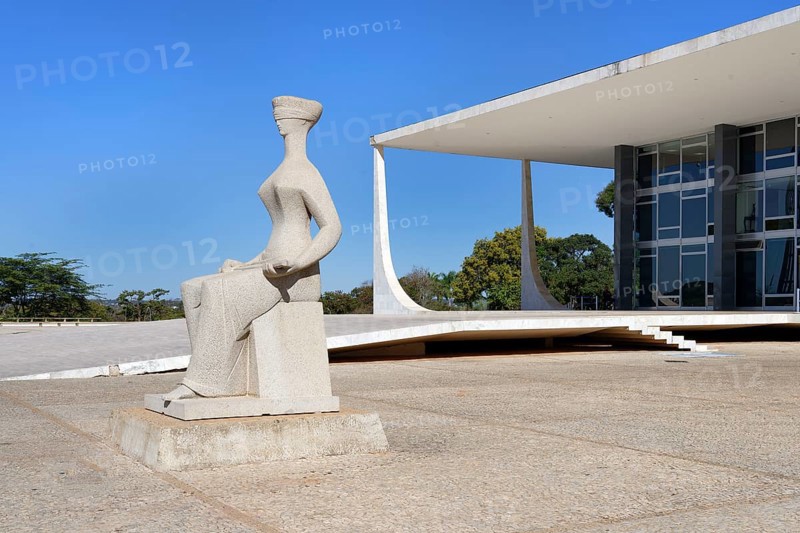 Brazil Supreme Court, designed by Oscar Niemeyer, and sculpture of Lady Justice by Alfredo Ceschiatti, Three Powers Plaza, World Heritage Site, Brasilia, Federal district, Brazil, South America