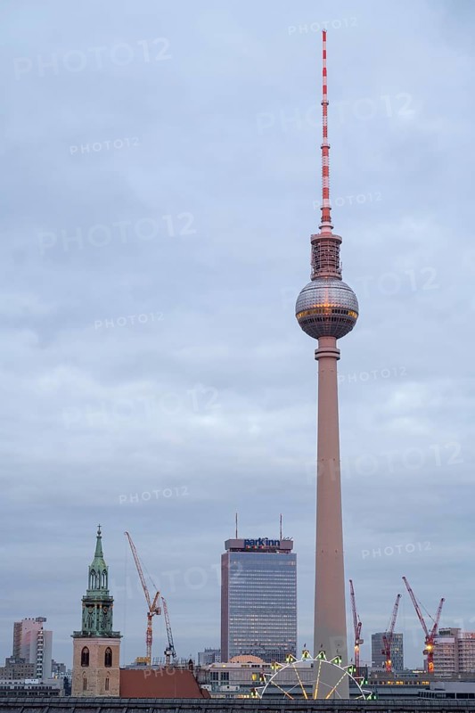 Hotel Park Inn and TV Tower, twilight, view from the roof terrace of the Humboldt Forum, Mitte, Berlin, Germany, Europe