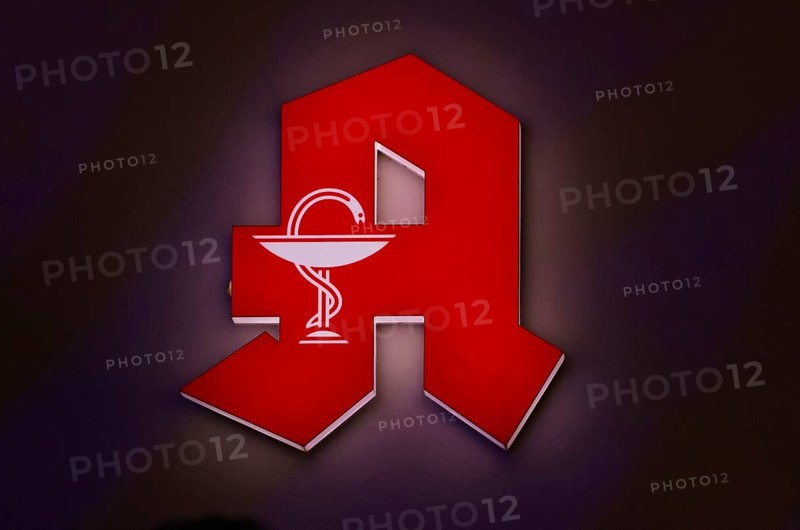 Night shot, logo, red neon sign, pharmacy sign with Aesculapian staff, Aesculapian staff, Stuttgart, Baden-Württemberg, Germany, Europe