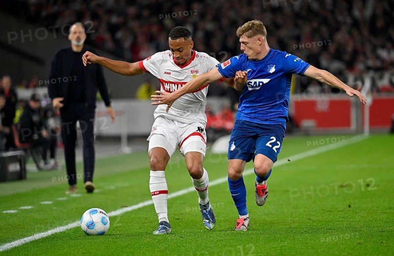 Duel, action Alexander Prass TSG 1899 Hoffenheim (22) against Jamie Leweling VfB Stuttgart (18) behind Coach Pellegrino Matarazzo TSG 1899 Hoffenheim MHPArena, MHP Arena Stuttgart, Baden-Württemberg, Germany, Europe