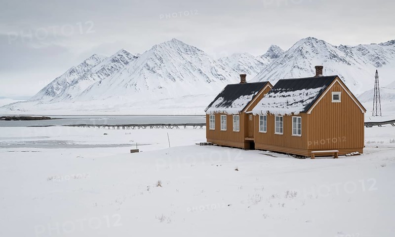 Ochre-coloured houses, research settlement, scientific settlement, wintry mountain landscape, Ny-Ålesund, Kongsfjord, Spitsbergen Island, Svalbard and Jan Mayen archipelago, Norway, Europe
