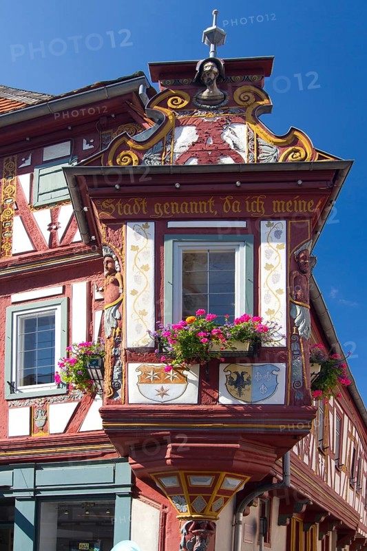 Blessed is the city called, since I found my daughter again, Seligenstadt, Hesse, Federal Republic, Germany, Hesse Seligenstadt, beautiful oriel on the Einhardhaus, built in 1596 with the saying of Charlemagne, Europe