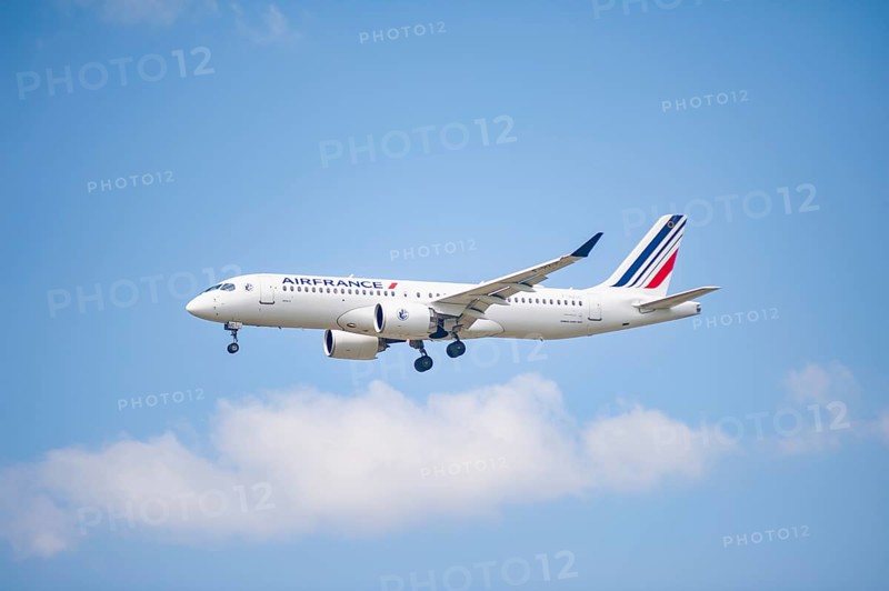 02/06/2024, Berlin, Germany, Europe, An Air France Airbus A220-300 passenger aircraft with the registration F-HZUC approaching Berlin Brandenburg Airport BER. Air France is a member of the SkyTeam group, one of the world's three major aviation alliances, Europe