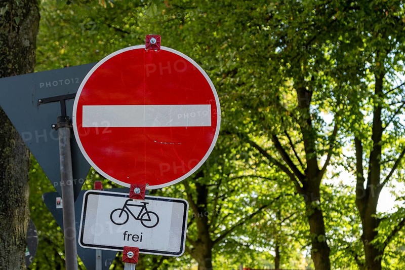 Road construction, traffic sign no through traffic and cyclists free at the construction site Schwanenwikbrücke in Hamburg, Germany, Europe