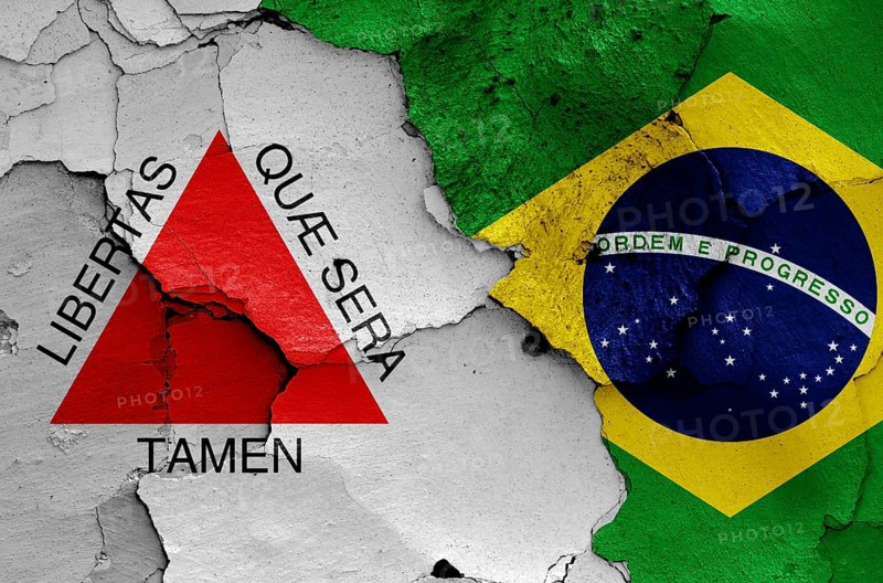Flags of Minas Gerais and Brazil painted on cracked wall