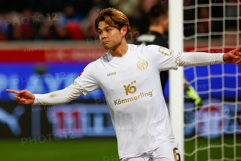 Germany: Soccer 1st Bundesliga, Matchday 22 - 1. FC Heidenheim vs. 1. FSV Mainz 05 - Voith-Arena Heidenheim: Captain Jonathan BURKARDT 1. FSV Mainz 05 not in the picture has just scored the 0 to 1, Sano KAISHU 1. FSV Mainz 05 cheers