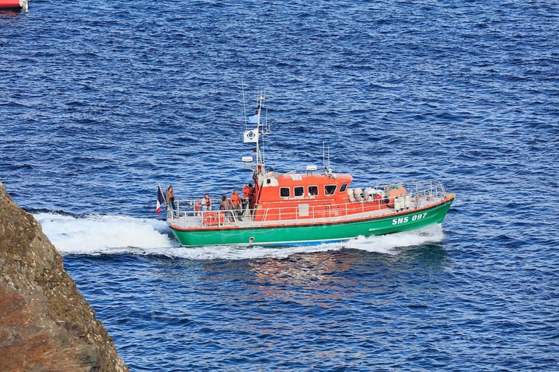 Lifeboat of the Sauveteurs en Mer, sea rescue, La Grande Parade, sailing of the traditional sailing boats from Brest to Douarnenez at the end of the Fetes Maritimes 2024 in Brest, seen from the Fort des Capucins on the Crozon peninsula near the entrance to the bay Rade de Brest, commune of Roscanvel, department Finistere Penn-ar-Bed, region Bretagne Breizh, France, Europe