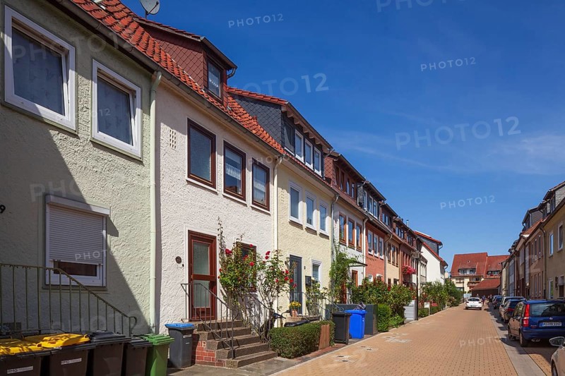 Terraced houses with rubbish bins in the city centre, residential building, Hildesheim, Lower Saxony, Germany, Europe