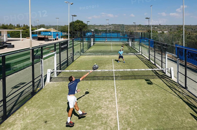 Zwei Männer spielen Padel im Club Robinson, Ugento, Apulien, Italien