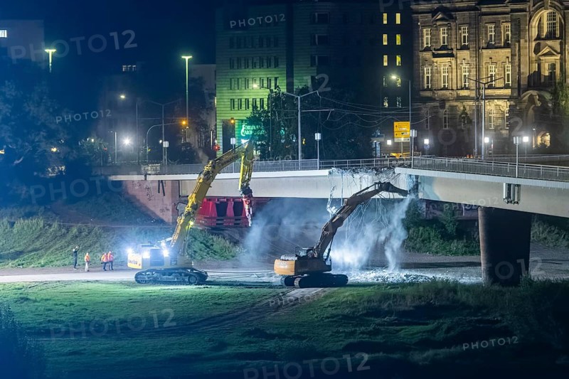 In the early hours of the morning, a section of the Carola Bridge collapsed for unknown reasons. Over a length of around 100 metres, the section on which the trams normally run collapsed into the Elbe. Demolition of the collapsed section of the bridge began during the night of 13 September, and heavy equipment was used for this purpose. Demolition of the collapsed bridge sections of the Carola Bridge in Dresden, Dresden, Saxony, Germany, Europe