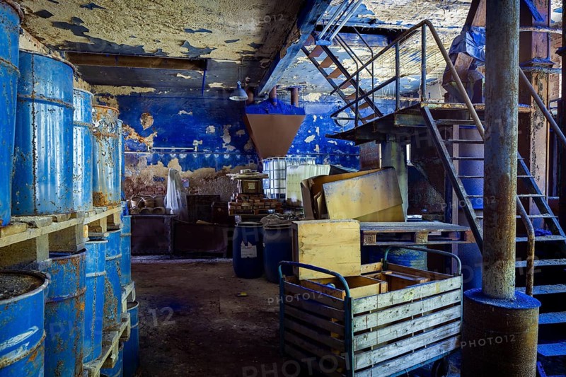 Schindler's blue colour factory is located directly on the Zwickauer Mulde river and belongs to the Zschorlau district of Albernau in the Saxon Ore Mountains. Since 2019, it has been part of the Schneeberg Mining Landscape and a UNESCO World Heritage Site in the Erzgebirge/Krušnohorí Mining Region. On 27 February 1649, the Schneeberg merchant Erasmus Schindler bought a plot of land to build a blue paint factory on the Zwickauer Mulde near Albernau. On 4 May 1649, he received the privilege to build a blue dye mill from Elector Johann Georg I. As Schindlerswerk GmbH & Co. KG, it is probably the world's oldest paint factory still in production. It is associated with a long tradition of producing blue cobalt pigments and the commercial manufacture of colour pigments. In more recent times, production has been expanded to include various paints. Laundry blue is also produced. Decommissioned bottling plant, Schindlerswerk, Zschorlau OT Albernau, Saxony, Germany, Europe