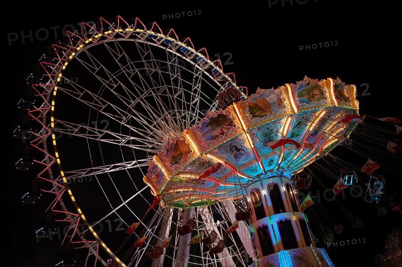 Night shot, Ferris wheel, Europa Rad, chain carousel, Cannstatter Wellenflug, rides, movement, movement effect, Cannstatter Wasen, folk festival, Bad Cannstatt, Stuttgart, Baden-Württemberg, Germany, Europe
