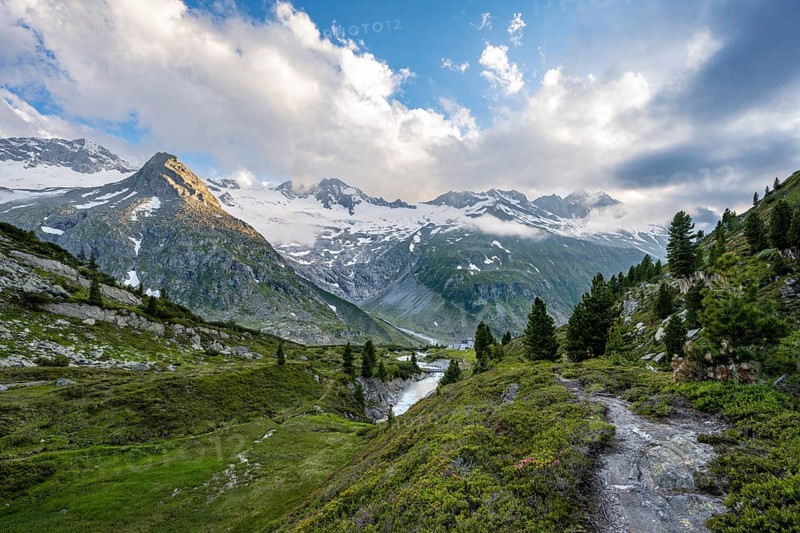 Mountain landscape with mountain stream Zemmbach and mountain hut Berliner Hütte, behind mountain peak Steinmandl and Großer Möseler with glacier Waxeggkees, Berliner Höhenweg, Zillertal Alps, Tyrol, Austria, Europe