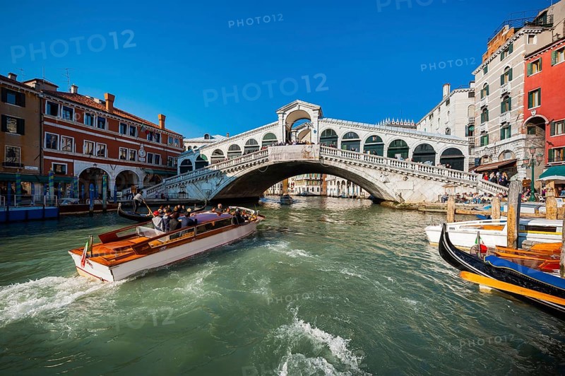 Rialto Bridge with Grand Canal, city trip, holiday, travel, tourism, lagoon city, historical, history, building history, architecture, historic, famous, attraction, building, gondola, waterway, sightseeing, facade, world heritage site, UNESCO, culture, honeymoon, Middle Ages, flood, environment, cruise, carnival, catholic, Venice, Italy, Europe