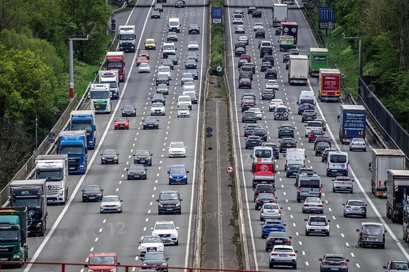 The A3 motorway, heavy traffic on 8 lanes, including the temporarily open hard shoulder, in front of the Hilden motorway junction, looking south, near Erkrath, traffic jam after accident, North Rhine-Westphalia, Germany, Europe