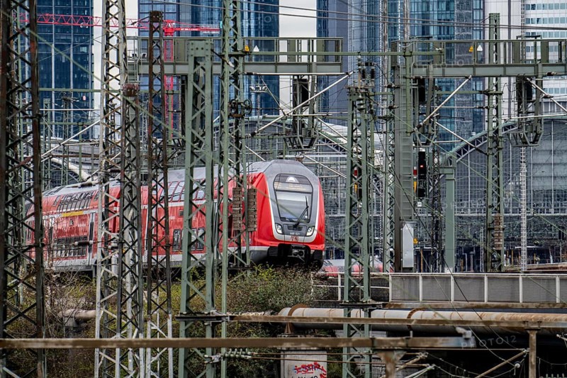 Regional train on the track in front of Frankfurt am Main main station, Skyline, Hesse, Germany, Europe