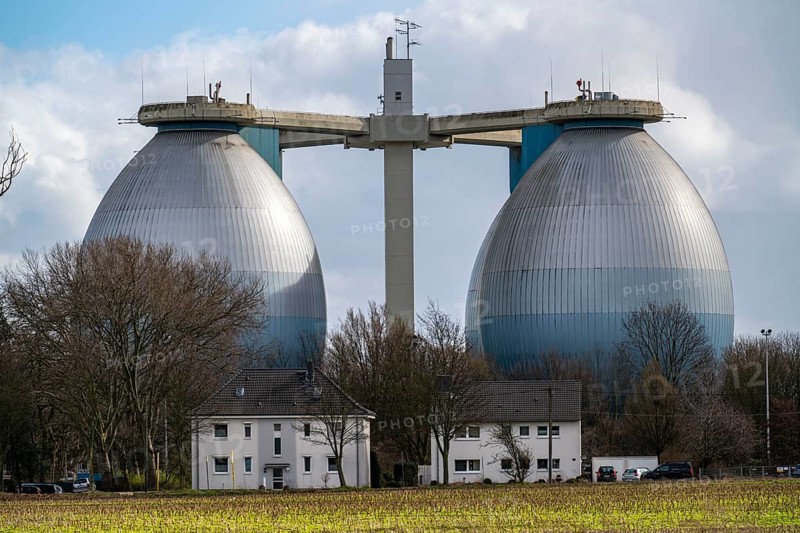 Residential buildings, digestion towers, sewage treatment plant of the Emschergenossenschaft in the Weilheimer Mark in Bottrop, North Rhine-Westphalia, Germany, Europe
