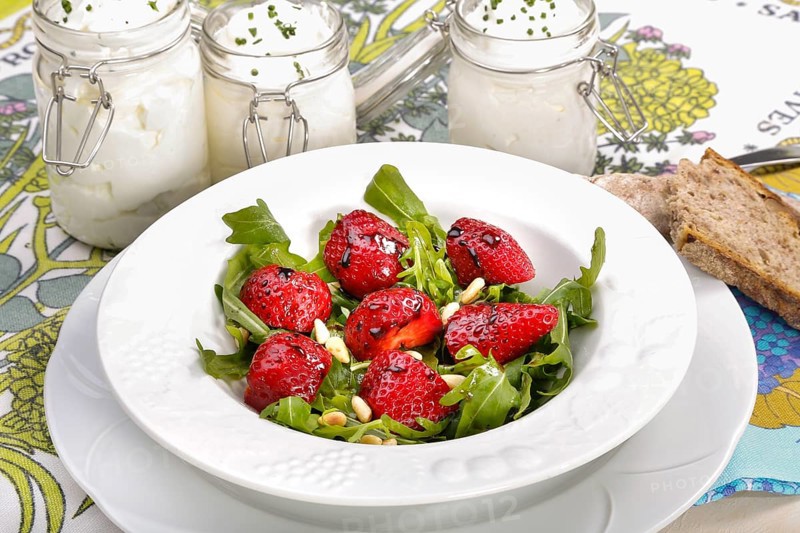 Swabian cuisine, Luggeles cheese in a jar, salad rocket with strawberries, pine nuts, Swabian cream cheese, dairy product, vegetarian, healthy, rocket, bread, chives, arranged on a plate, grandmother's kitchen, regional, home cooking, typical Swabian, traditional cuisine reinterpreted, food photography, studio, Germany, Europe